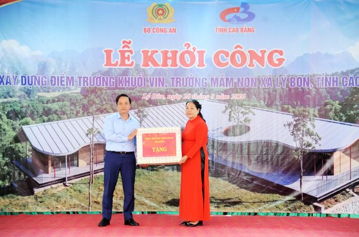 Đồng chí Lê Hải Hòa, Chủ tịch UBND tỉnh Cao Bằng trao quà tặng Trường Mầm non Lý Bôn.