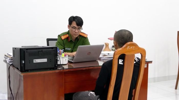 Cán bộ Cơ quan CSĐT Công an Lâm Đồng đang làm việc với đối tượng Nguyễn Minh Thắng.