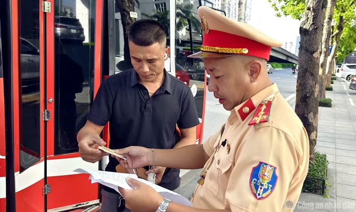 Kiểm soát từng phương tiện rời bến xe, lực lượng chức năng kiểm tra số lượng hành khách thực tế so với danh sách hành khách khi xe xuất bến, tình trạng hoạt động của thiết bị giám sát hành trình; đồng thời, hướng dẫn mọi người thắt dây đai an toàn trong suốt hành trình xe lăn bánh. CSGT còn kiểm tra các thiết bị an toàn trên xe như búa phá kính, bình cứu hỏa.