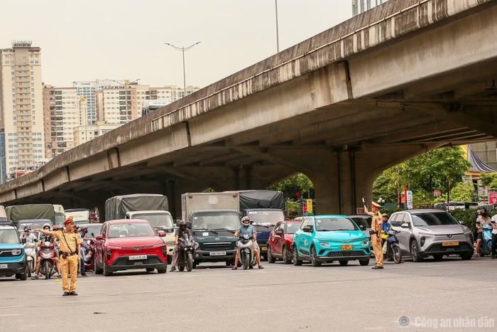 Cán bộ Đội CSGT số 7 làm nhiệm vụ đảm bảo giao thông trên đường.