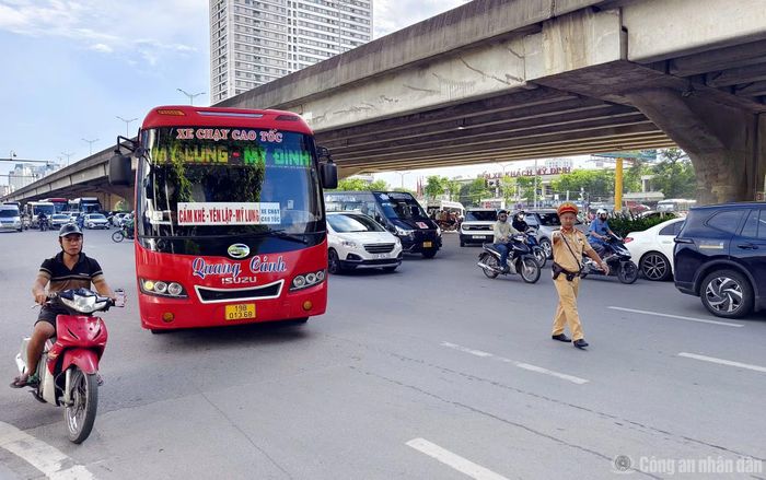 Tại khu vực Bến xe Mỹ Đình, các tổ công tác của Đội CSGT số 6 tuần tra quanh bến xe để kiểm tra, giám sát việc chấp hành quy định về Luật Trật tự, an toàn giao thông đối với các phương tiện chở khách đường dài.