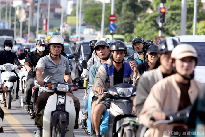 Mật độ phương tiện đông đúc trên đường trong chiều nay.