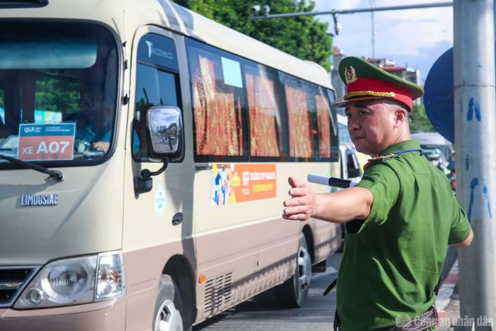 Lực lượng Công an phường phối hợp cùng CSGT làm nhiệm vụ.