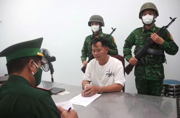 Đối tượng Trần Thanh Hiếu đang khai nhận hành vi phạm pháp.