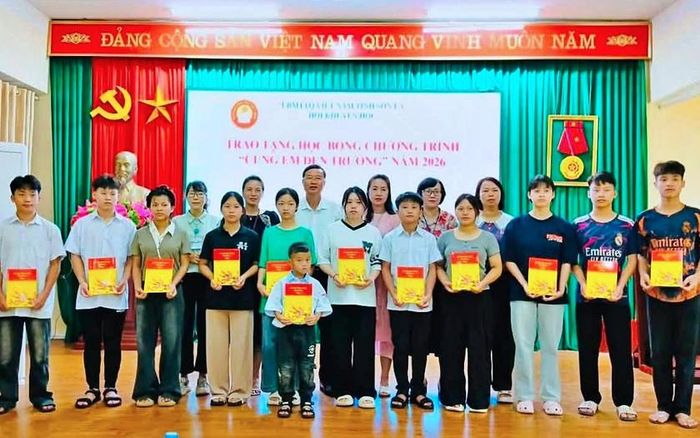 Phó Chủ tịch Thường trực Hội Khuyến học tỉnh Sơn La Nguyễn Minh Hoà trao học bổng cho học sinh tại Trung tâm bảo trợ xã hội tỉnh Sơn La. Ảnh: Hội Khuyến học tỉnh Sơn La