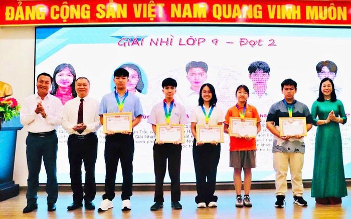 Các học sinh đoạt giải Nhì, giải thưởng Huỳnh Thúc Kháng.