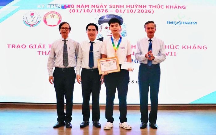 Học sinh đoạt giải Nhất giải thưởng Huỳnh Thúc Kháng nhận giải.