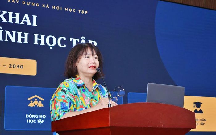 Phó Chủ tịch Hội Khuyến học thành phố Hải Phòng Phạm Thị Hằng triển khai nội dung tập huấn.