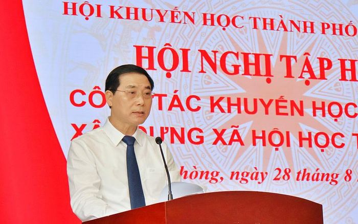 TS. Nguyễn Kim Pha - Chủ tịch Hội Khuyến học thành phố Hải Phòng phát biểu tại hội nghị tập huấn. Ảnh: CTTĐT Hải Phòng