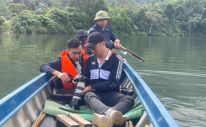 Du thuyền trên sông Giăng ở xã Môn Sơn, Nghệ An. Ảnh: QH