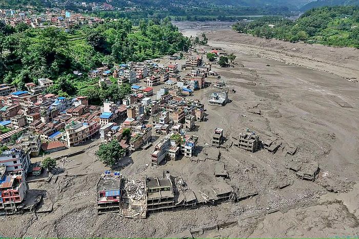 Hàng trăm người mất tích sau trận lũ bùn tràn qua khu vực biên giới Nepal -Trung Quốc.