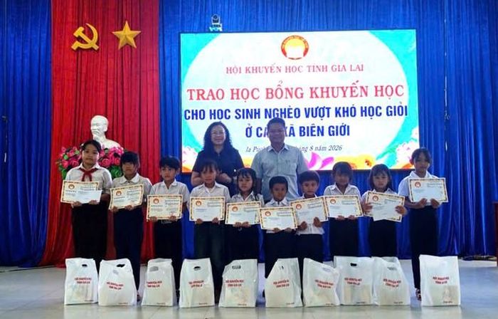 Trao 80 suất học bổng tại 4 xã biên giới Ia Dom, Ia Nan, Ia Mơ và Ia Púch. Ảnh: Hội Khuyến học tỉnh Gia Lai
