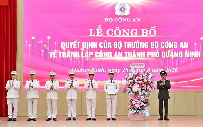 Đại tướng Lương Tam Quang, Bộ trưởng Bộ Công an trao Quyết định và chúc mừng Công an thành phố Quảng Ninh. Ảnh: Công an cung cấp