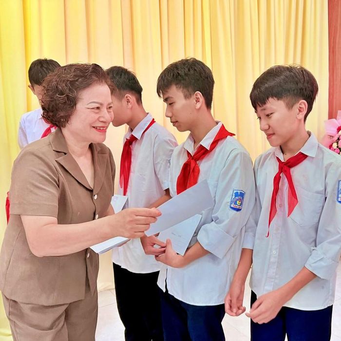 Bà Vũ Thị Bích Việt - Chủ tịch Hội Khuyến học tỉnh Tuyên Quang trao học bổng cho học sinh. 