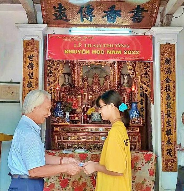 Hội đồng gia tộc họ Ngô trao phần thưởng khuyến học tại nhà thờ họ.
