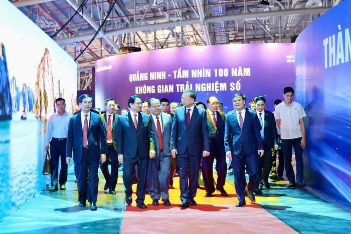 Tổng Bí thư, Chủ tịch nước Tô Lâm cùng các đại biểu tham quan triển lãm Quy hoạch thành phố Quảng Ninh.