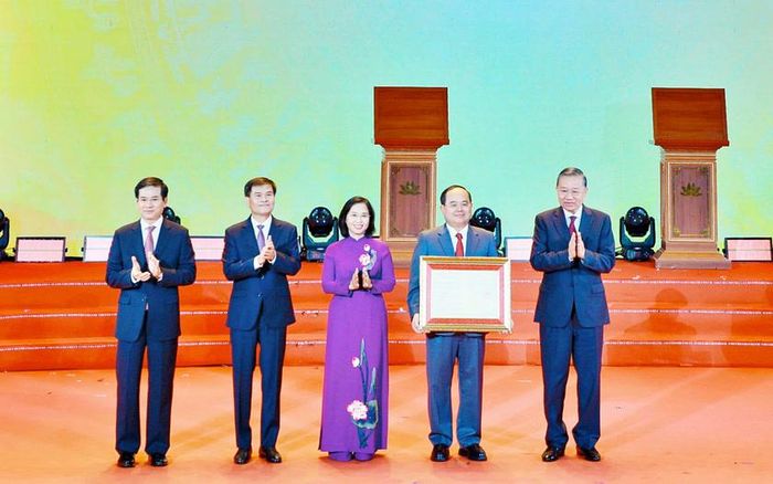 Tổng Bí thư, Chủ tịch nước Tô Lâm trao Nghị quyết của Quốc hội về thành lập thành phố Quảng Ninh cho lãnh đạo thành phố Quảng Ninh. 