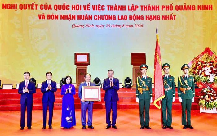 Tổng Bí thư, Chủ tịch nước Tô Lâm trao Huân chương Lao động hạng Nhất cho Đảng bộ, chính quyền và nhân dân thành phố Quảng Ninh. 