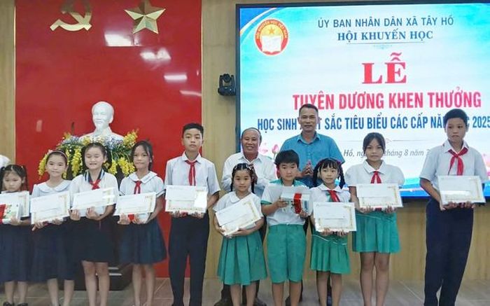 Xã Tây Hồ, Đà Nẵng tuyên dương 63 học sinh giỏi, xuất sắc năm học 2025-2026.