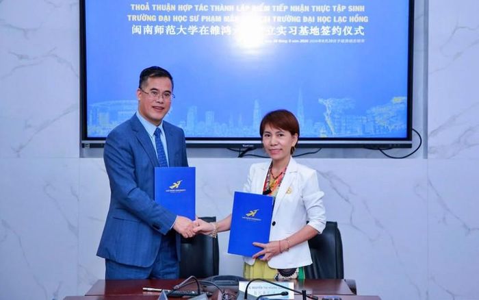 TS Nguyễn Thị Hoàng Oanh, Trưởng phòng Quan hệ Quốc tế LHU và GS.TS Vương Kiến Hồng, Trường Đại học sư phạm Mân Nam, Trung Quốc thực hiện ký kết hợp tác.