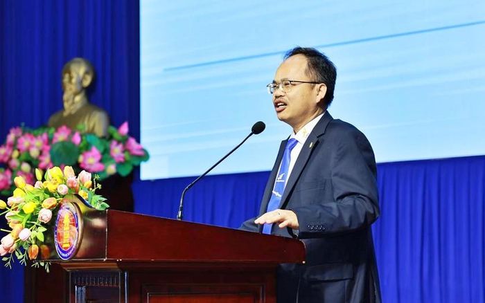 PGS.TS Nguyễn Thanh Lâm, Phó Hiệu trưởng LHU đại diện Nhà trường phát biểu chào mừng tại phiên khai mạc.