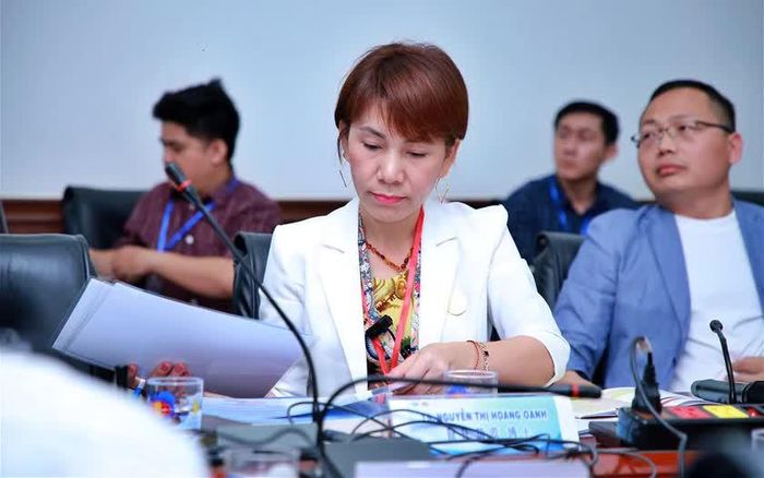 TS Nguyễn Thị Hoàng Oanh, Trưởng phòng Quan hệ Quốc tế LHU tham gia chủ trì tiểu ban báo cáo.Ảnh 4: Thầy Cô cùng các bạn sinh viên tại phiên khai mạc hội thảo.