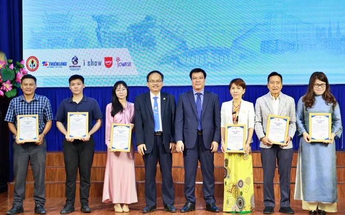PGS.TS Nguyễn Thanh Lâm, Phó Hiệu trưởng LHU và GS.TS Lưu Văn Quyết, Phó Hiệu trưởng Trường Đại học Khoa học Xã hội và Nhân văn (Đại học Quốc gia Thành phố Hồ Chí Minh) trao thư tri ân đến các đơn vị tài trợ.