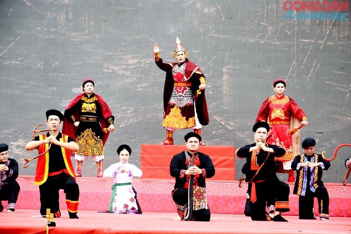 Lễ hội tái hiện hình ảnh Tướng quân Hoàng chỉ huy quân sĩ và đồng bào các dân tộc châu Thủy Vĩ đánh giặc giữ nước. Ảnh: Quốc Hồng