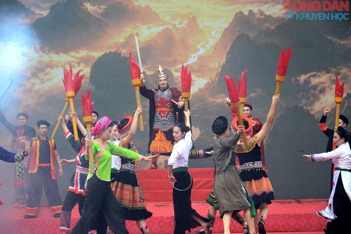 Sân khấu hoá tình cảm, sự biết ơn người anh hùng có công đánh giặc, bảo vệ bờ cõi đất nước của đồng bào vùng biên giới Lào Cai. Ảnh: Quốc Hồng