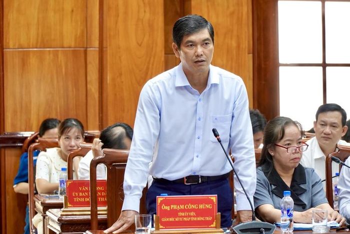 Giám đốc Sở Tư pháp Phạm Công Hùng báo cáo trước Đoàn Công tác Bộ Tư pháp. Ảnh: Kim Ngân.