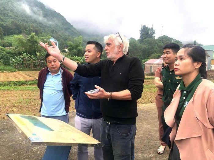 Ông Guy Martini và cán bộ Ban Quản lý CVĐC Toàn cầu UNESCO khảo sát thực địa thung lũng treo Sóc Giang, xã Trường Hà.