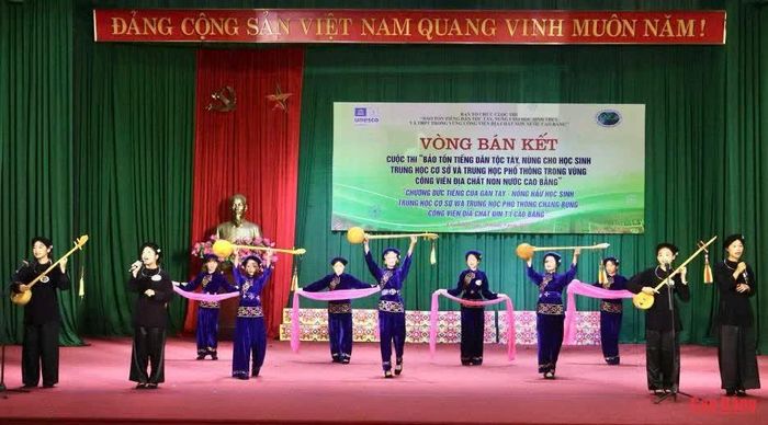 Học sinh biểu diễn tiết mục hát Then - đàn tính bằng tiếng Tày, Nùng trong Cuộc thi bảo tồn tiếng dân tộc Tày, Nùng cho học sinh THCS và THPT trong vùng CVĐC Non nước Cao Bằng.