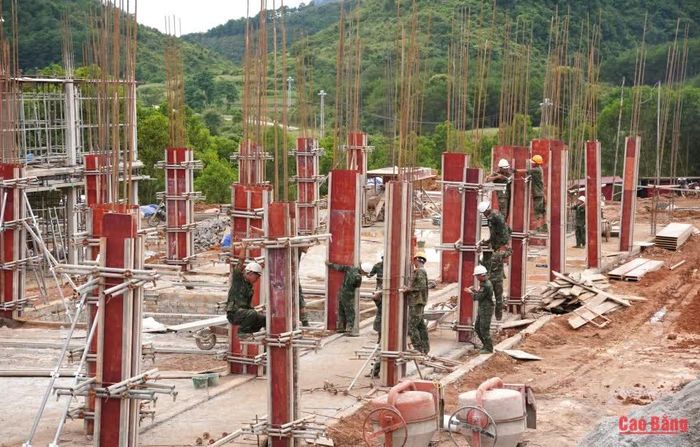 Cán bộ, chiến sĩ lực lượng vũ trang hỗ trợ lắp dựng cốp pha tại công trường Trường Phổ thông nội trú Tiểu học và THCS Đình Phong.