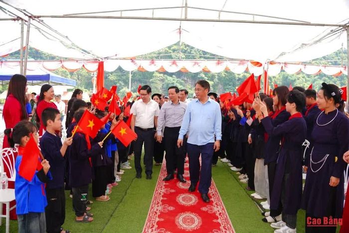 Bí thư Tỉnh ủy Phan Thăng An, Chủ tịch UBND tỉnh Lê Hải Hòa cùng các đại biểu tham dự lễ vận hành thử nghiệm tại Trường Phổ thông nội trú Tiểu học và THCS Hạ Lang trong sự chào đón của giáo viên, học sinh.