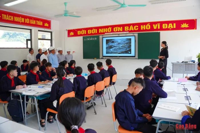 Bí thư Tỉnh ủy Phan Thăng An, Chủ tịch UBND tỉnh Lê Hải Hòa cùng các đại biểu tham quan, theo dõi tiết học thử nghiệm tại Trường Phổ thông nội trú Tiểu học và THCS Hạ Lang.