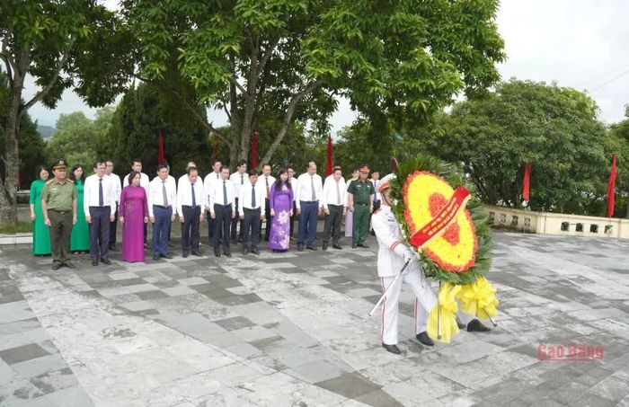 Đoàn đại biểu tỉnh dâng hoa viếng Đài tưởng niệm các anh hùng liệt sĩ Nà Cạn, phường Nùng Trí Cao.