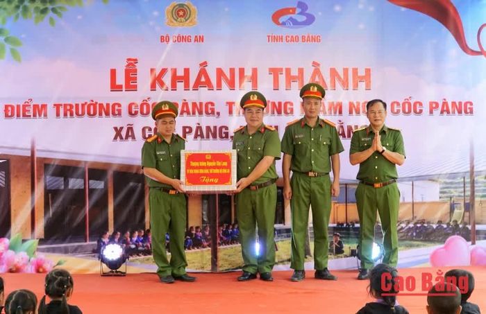 Thứ trưởng Bộ Công an Nguyễn Văn Long trao quà tặng Công an xã Cốc Pàng.
