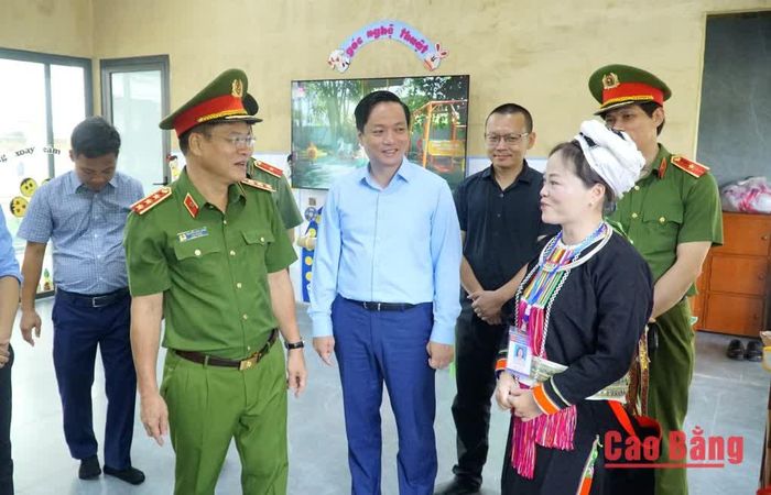 Các đồng chí lãnh đạo thăm phòng học của điểm trường.
