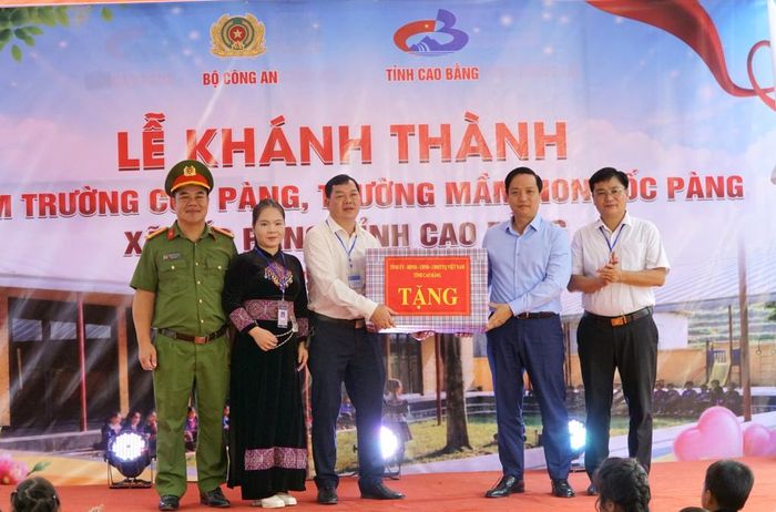 Chủ tịch UBND tỉnh Lê Hải Hoà trao quà tặng xã Cốc Pàng.