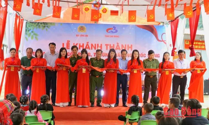 Các đại biểu cắt băng khánh thành Điểm Trường Mầm non Cốc Pàng.