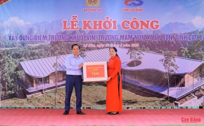 Chủ tịch UBND tỉnh Lê Hải Hòa trao quà tặng Trường Mầm non Lý Bôn.