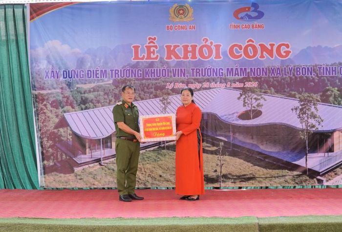 Thứ trưởng Nguyễn Văn Long trao quà tặng Trường Mầm non Lý Bôn.
