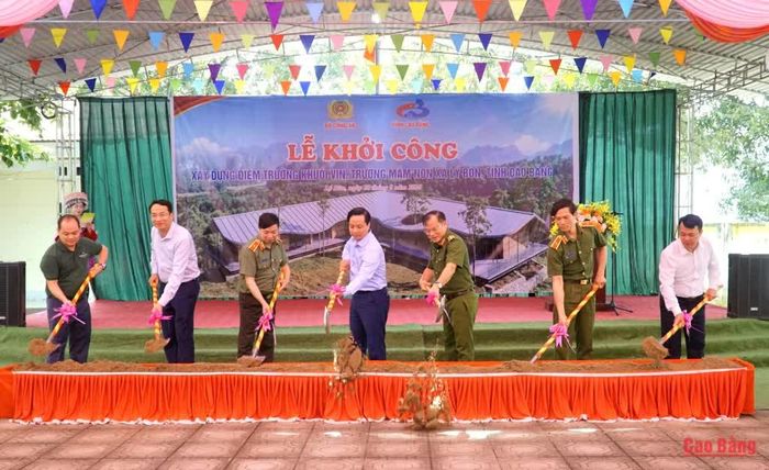 Các đồng chí lãnh đạo thực hiện nghi thức khởi công xây dựng điểm trường.