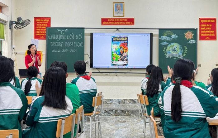 Giáo viên kiêm nhiệm công nghệ thông tin là giáo viên được giao thực hiện nhiệm vụ của vị trí việc làm quản trị công sở tại cơ sở giáo dục.