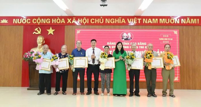 Lãnh đạo phường Nùng Trí Cao trao Huy hiệu Đảng cho các đảng viên.