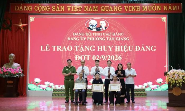 Lãnh đạo phường Tân Giang trao Huy hiệu Đảng cho các đảng viên.