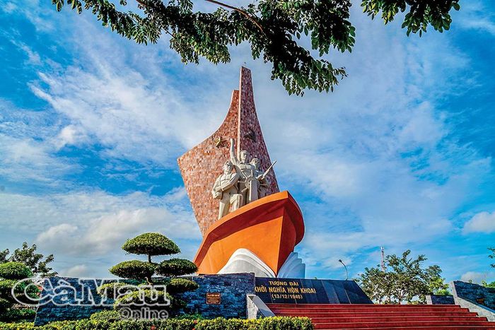 Tượng đài Khởi nghĩa Hòn Khoai tại xã Năm Căn ghi công Anh hùng Phan Ngọc Hiển cùng các chiến sĩ Khởi nghĩa Hòn Khoai năm 1940. 