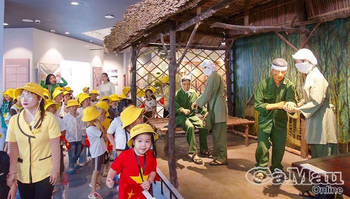 Mô hình tái hiện những năm tháng đấu tranh gian khổ, hào hùng của người lính, góp phần bồi đắp lòng biết ơn cho các em nhỏ.