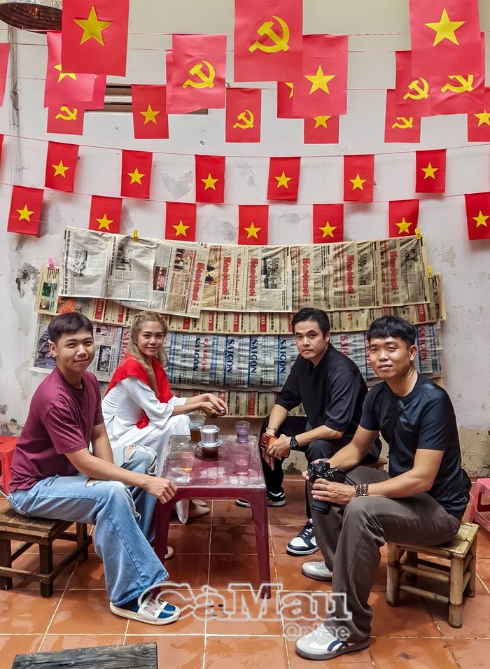 Một góc cà phê đầy tự hào dịp lễ 2/9 với cờ đỏ sao vàng tung bay phấp phới, thu hút các bạn trẻ đến tham quan.