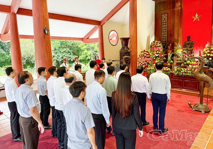 Đoàn công tác Chính phủ và lãnh đạo tỉnh Cà Mau thành kính tưởng niệm Chủ tịch Hồ Chí Minh.